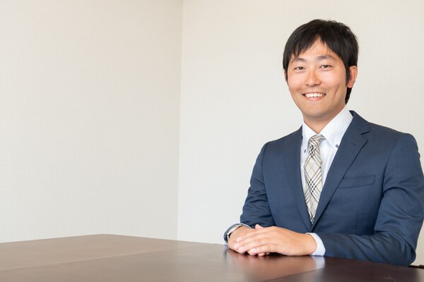 𠮷村 俊吾弁護士のインタビュー写真