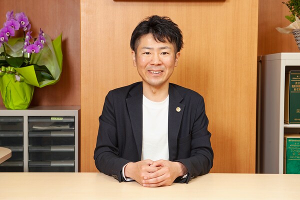 井奈 尚史弁護士のインタビュー写真