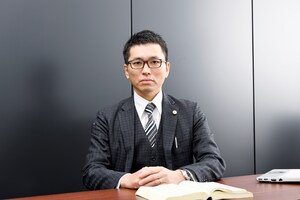 井本 敬善弁護士のインタビュー写真
