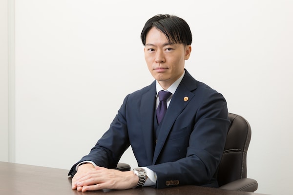 鈴木 翔太弁護士のインタビュー写真