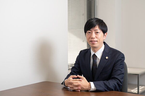 浜上 慎也弁護士のインタビュー写真