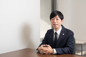 浜上 慎也弁護士のインタビュー写真