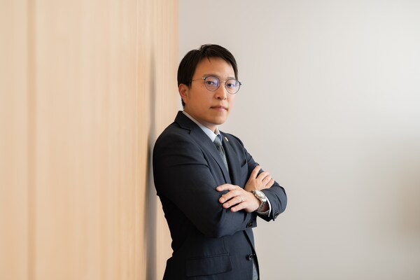 舞鶴 史也弁護士のインタビュー写真