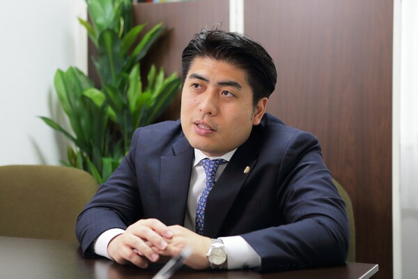 眞喜志 康史弁護士のインタビュー写真