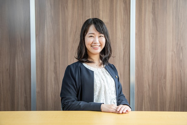 横田 有里弁護士のインタビュー写真
