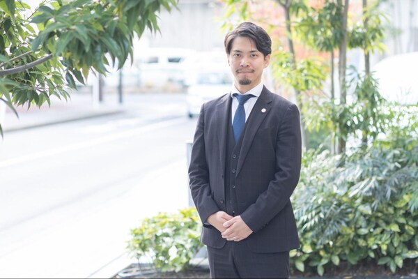 内山 功基弁護士のインタビュー写真