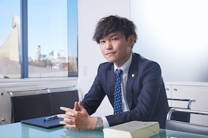 畑中 翔太弁護士のインタビュー写真