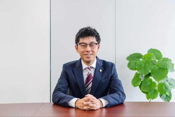 下間 俊哉弁護士のインタビュー写真