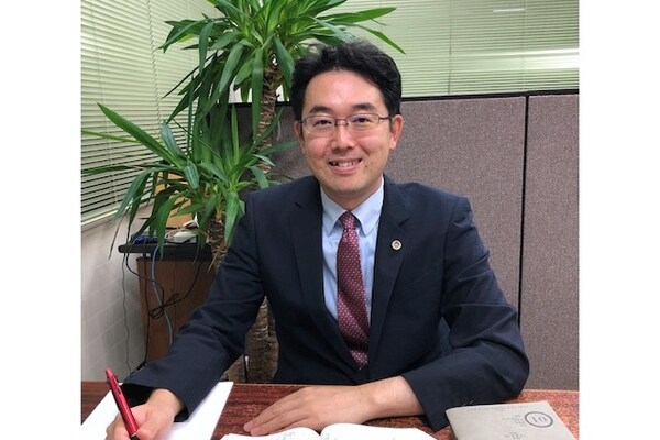 荒木 裕史弁護士のインタビュー写真