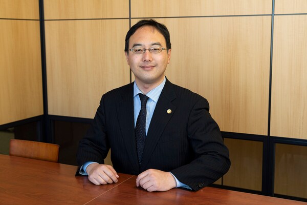 山本 祐輔弁護士のインタビュー写真