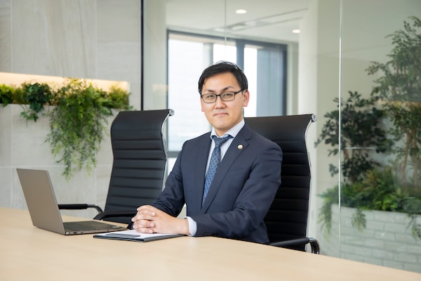 金子 周平弁護士のインタビュー写真