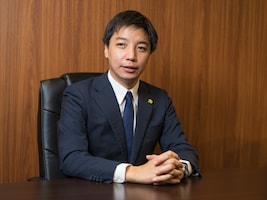 岡本 健佑弁護士のインタビュー写真