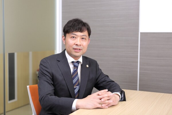 郡司 理弁護士のインタビュー写真
