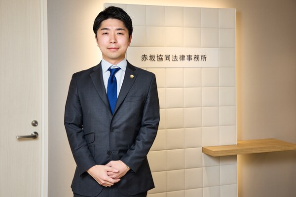 栗原 悠輔弁護士のインタビュー写真