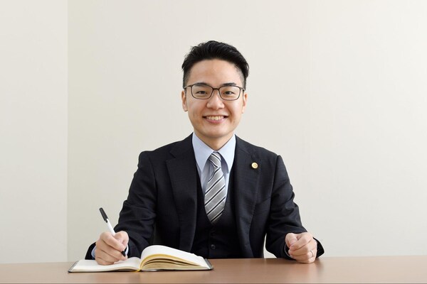岡松 勇希弁護士のインタビュー写真