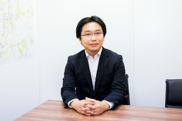 岡本 卓也弁護士のインタビュー写真
