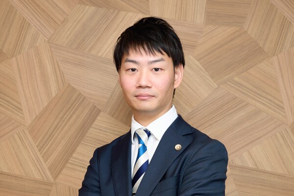 東 浩作弁護士のインタビュー写真