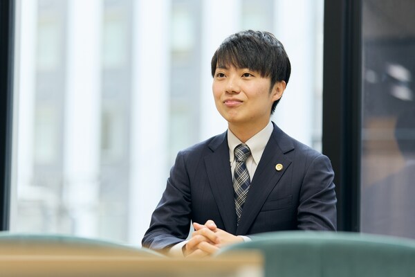 幾野 翔太弁護士のインタビュー写真