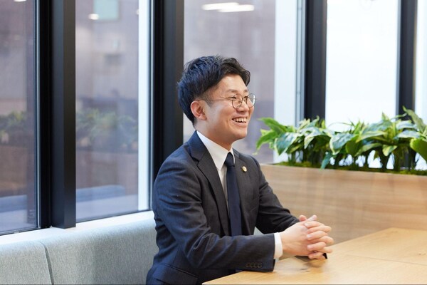 渡邊 泰士弁護士のインタビュー写真