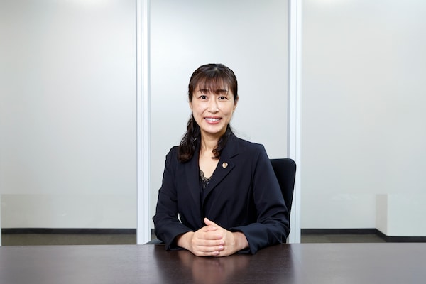 安達 友基子弁護士のインタビュー写真