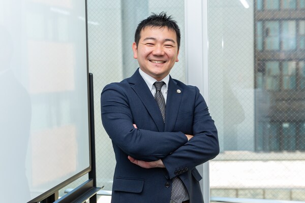 飯田 亮真弁護士のインタビュー写真