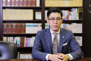 鈴木 崇裕弁護士のインタビュー写真