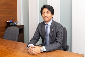 青木 洋介弁護士のインタビュー写真