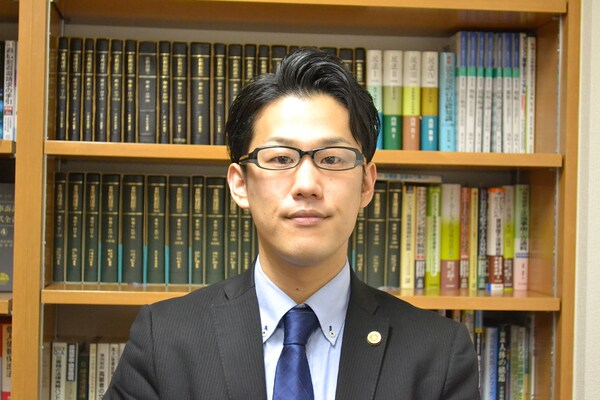 塚田 学弁護士のインタビュー写真