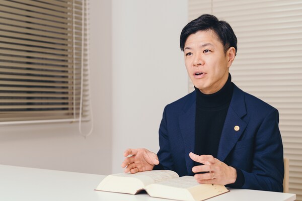 加藤 晃敏弁護士のインタビュー写真
