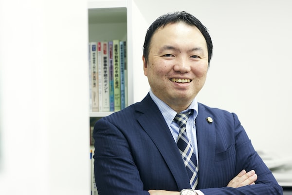 清水 卓弁護士のインタビュー写真