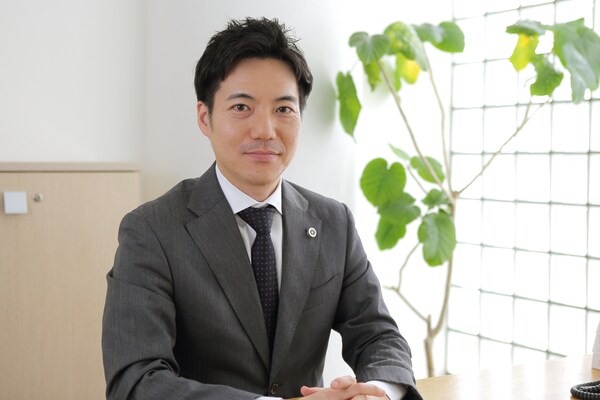 勝浦 敦嗣弁護士のインタビュー写真