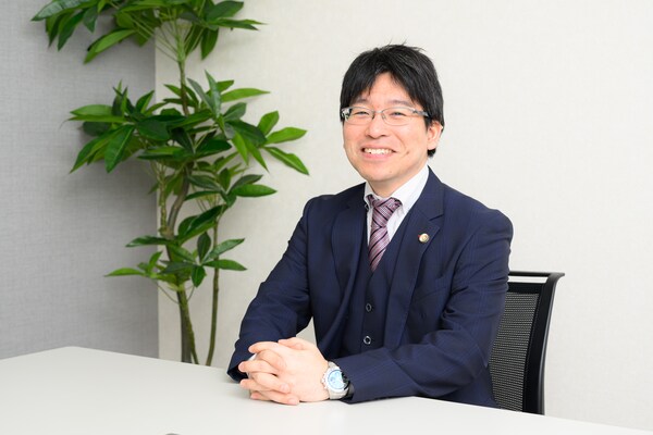 鈴江 遼弁護士のインタビュー写真
