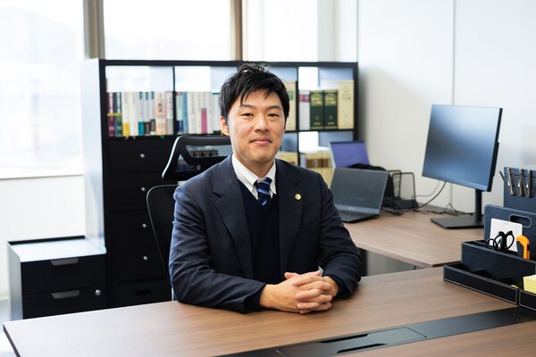 勢川 琢也弁護士のインタビュー写真