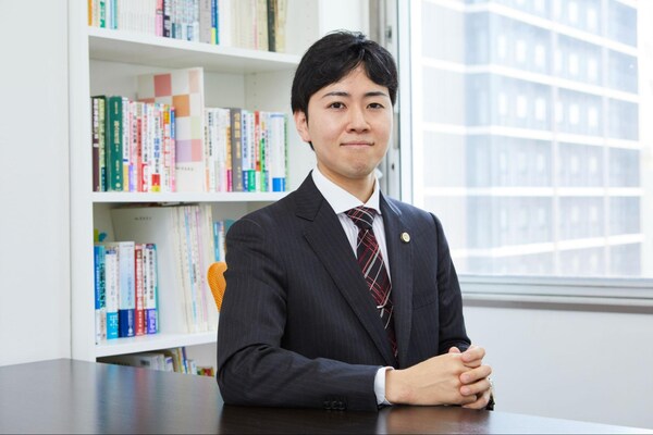 岸本 幸大弁護士のインタビュー写真