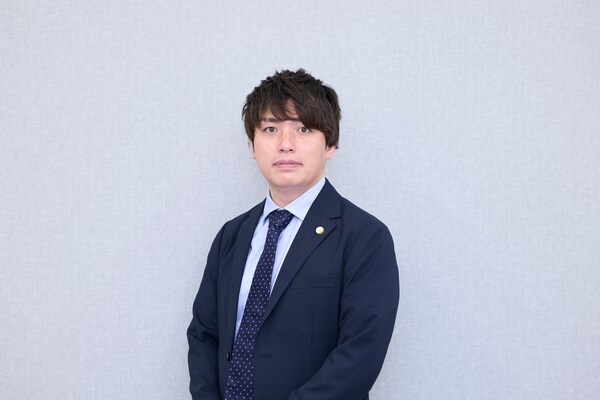 新町 佳史弁護士のインタビュー写真