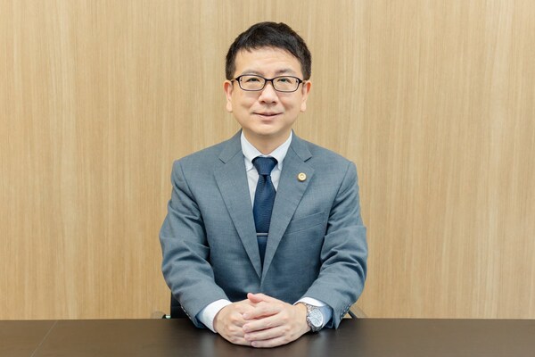 赤桐 仁輔弁護士のインタビュー写真