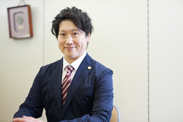 辰野 樹市弁護士のインタビュー写真
