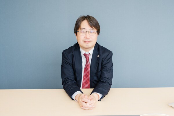 渡部 鎮行弁護士のインタビュー写真