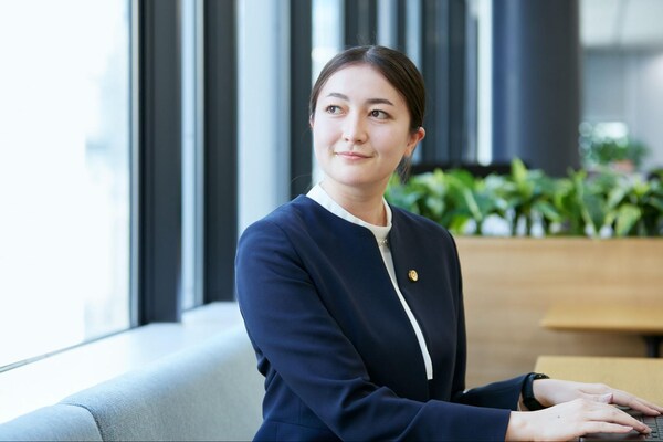 若月 瞳弁護士のインタビュー写真