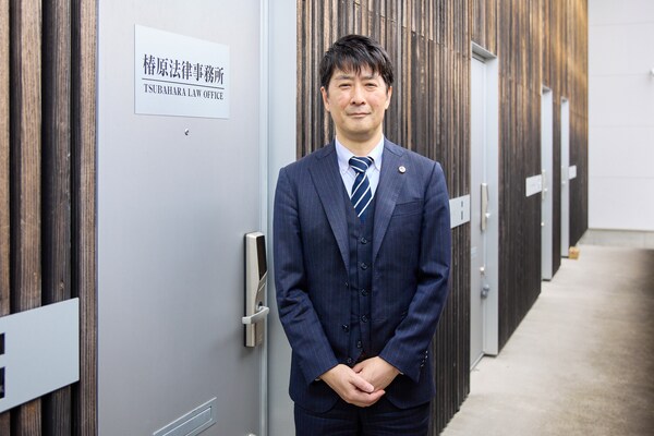 椿原 剛弁護士のインタビュー写真