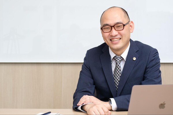 小林 聖詞弁護士のインタビュー写真