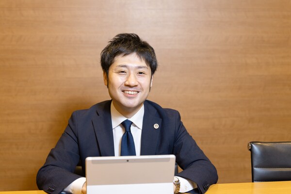 大橋 史典弁護士のインタビュー写真
