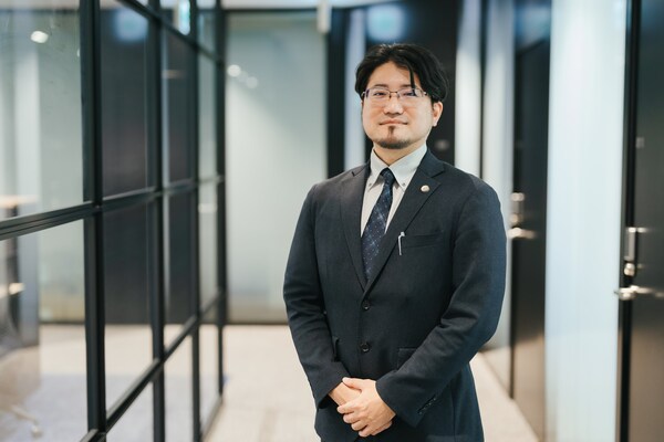 知花 鷹一朗弁護士のインタビュー写真
