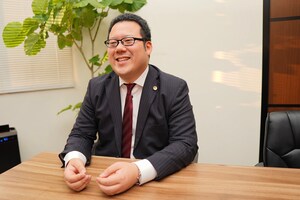 角 学弁護士のインタビュー写真