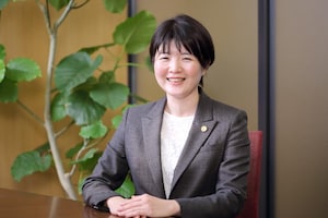 石川 智美弁護士のインタビュー写真