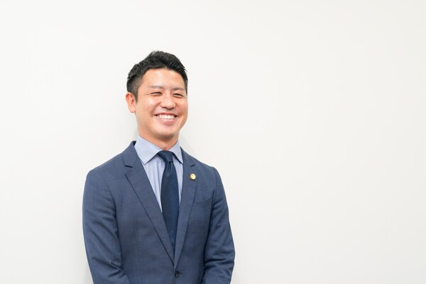 新妻 俊稀弁護士のインタビュー写真