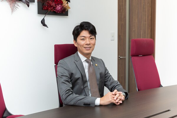新井 一樹弁護士のインタビュー写真