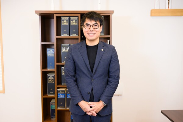 片岡 優弁護士のインタビュー写真