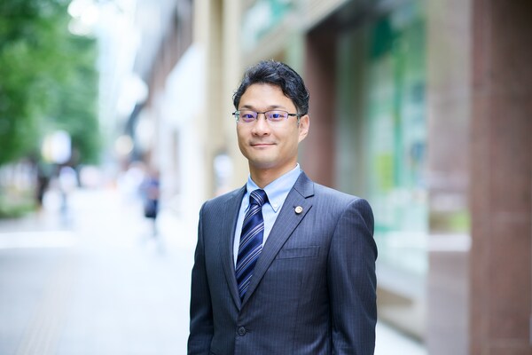 青木 貴則弁護士のインタビュー写真