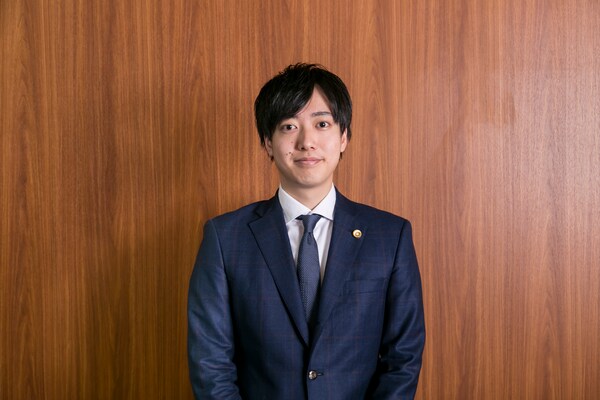 有賀 祐一弁護士のインタビュー写真